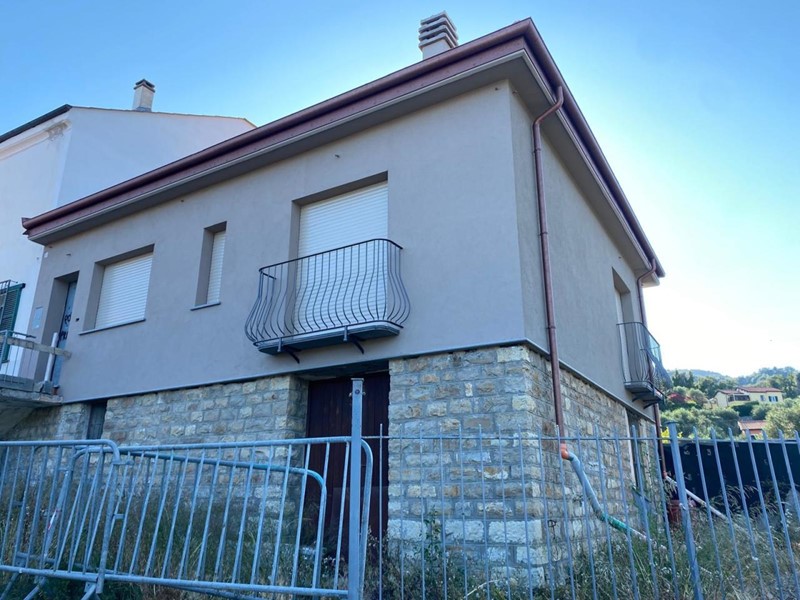 Casa Semi Indipendente in Vendita a Diano Arentino, zona Diano Borello, 280'000€, 140 m², con Box