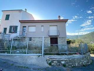 Casa Semi Indipendente in Vendita a Diano Arentino, zona Diano Borello, 280'000€, 140 m², con Box
