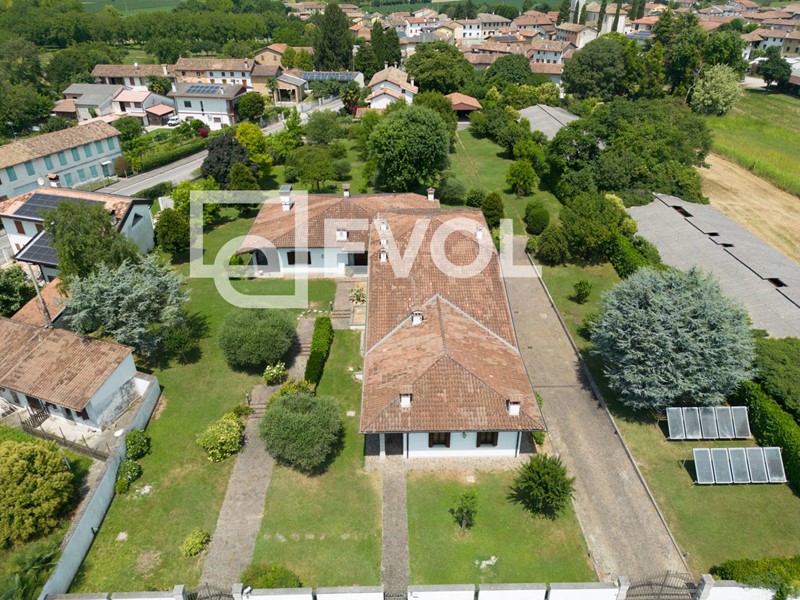 Villa in Vendita a San Vito al Torre, 520'000€, 373 m²