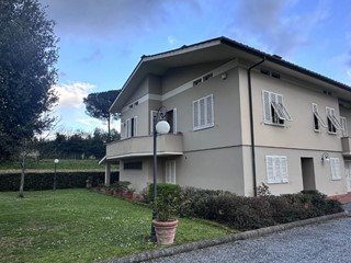 Casa Indipendente in Vendita a Capannori, zona Gragnano, 550'000€, 240 m², arredato, con Box