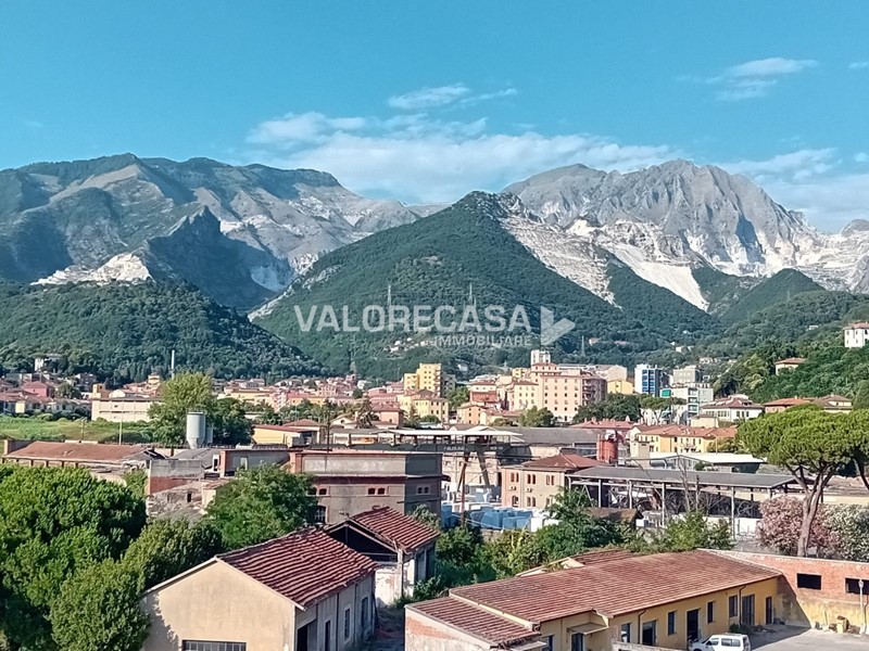 Attico in Vendita a Carrara, zona Fabbrica, 250'000€, 110 m², con Box