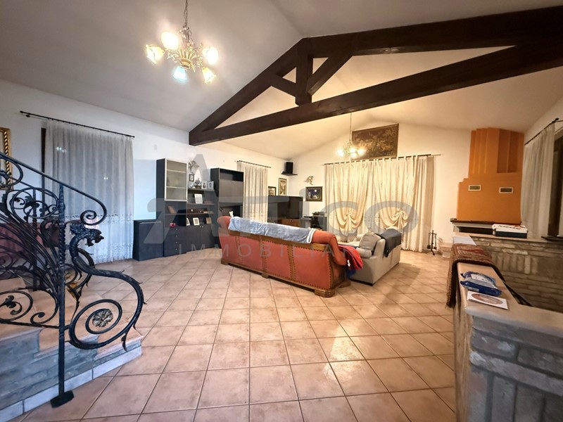 Casa Indipendente in Vendita a Bosaro, 220'000€, 220 m², con Box