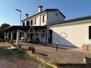 Casa Indipendente in Vendita a Bosaro, 220'000€, 220 m², con Box