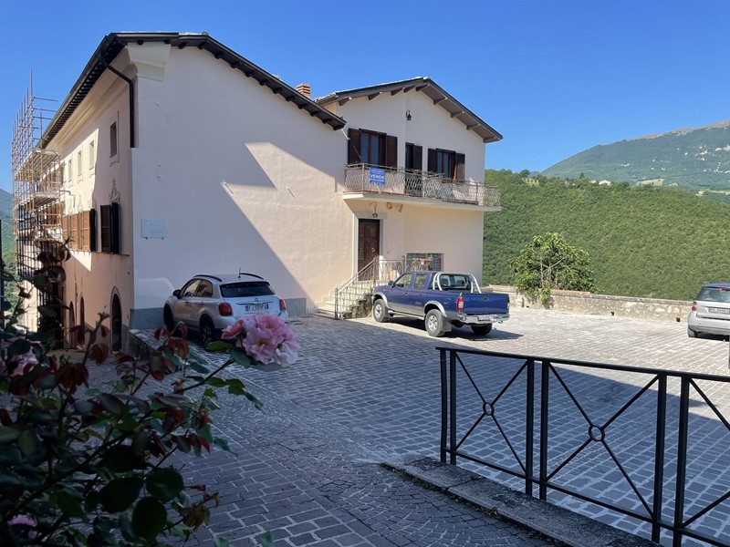 Casa Semi Indipendente in Vendita a Cerreto di Spoleto, zona Cerreto di Spoleto - Centro, 125'000€, 365 m²