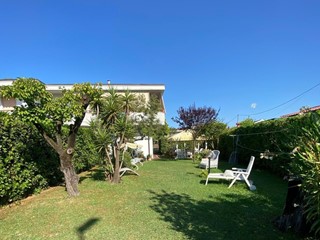 Trilocale in Vendita a Massa, zona Marina di Massa, 310'000€, 60 m², con Box