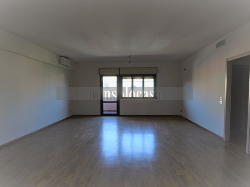 Ufficio in Affitto a Perugia, 900€, 150 m²