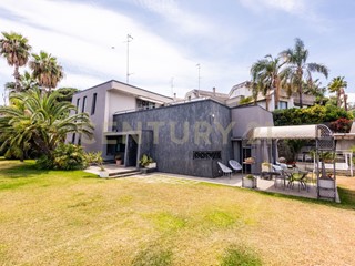 Casa Indipendente in Vendita a Aci Castello, 1'500'000€, 550 m², con Box