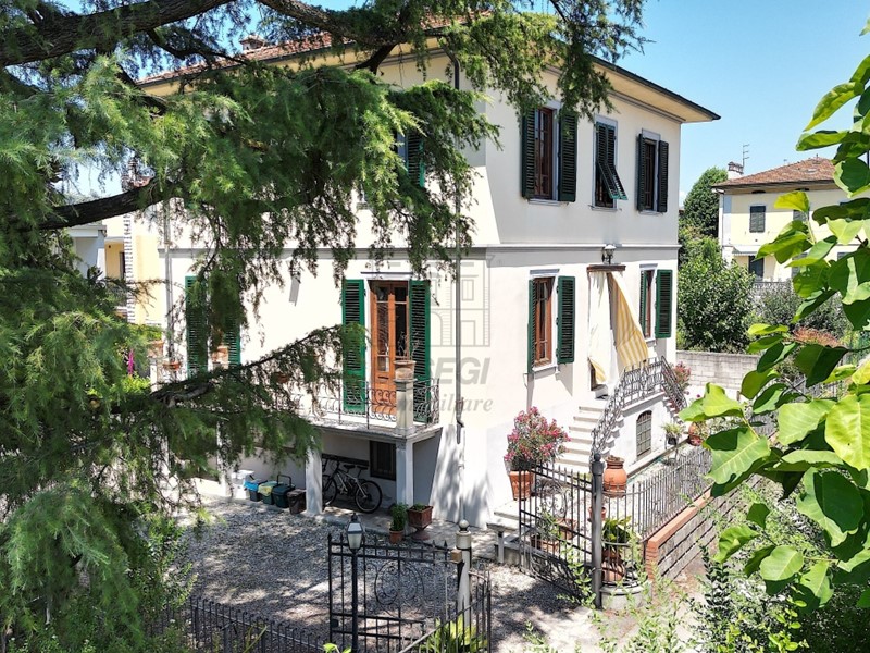 Villa in Vendita a Lucca, 645'000€, 280 m², con Box