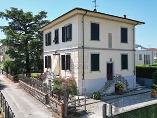 Villa in Vendita a Lucca, 645'000€, 280 m², con Box