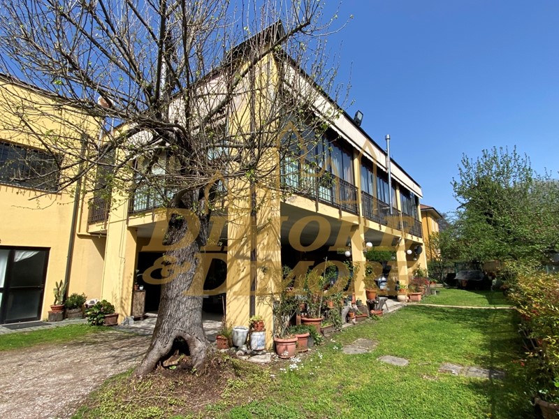 Immobile commerciale in Vendita a Castelletto sopra Ticino, 500'000€, 475 m², con Box