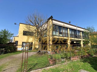 Immobile commerciale in Vendita a Castelletto sopra Ticino, 500'000€, 475 m², con Box
