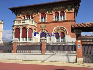 Villa in Vendita a Massa, zona Marina di Massa, 2'900'000€, 550 m², arredato