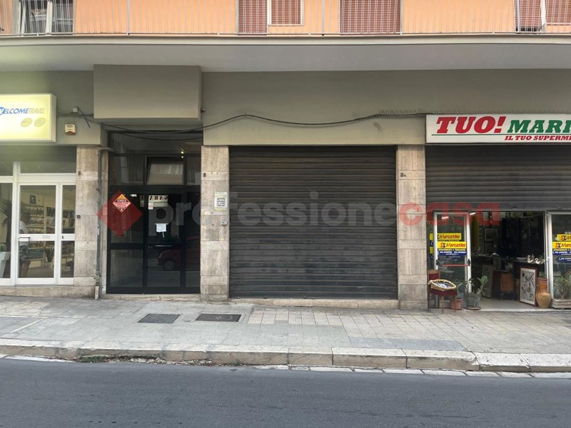 Negozio in Affitto a Bari, 700€, 60 m²