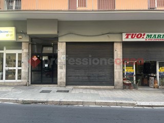 Negozio in Affitto a Bari, 700€, 60 m²