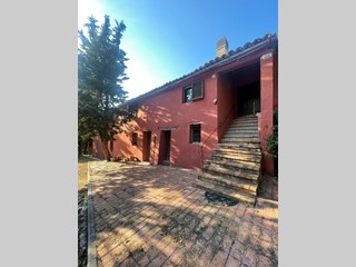 Casale in Vendita a Montecarotto, 390'000€, 360 m²