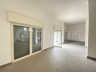 Immobile commerciale in Affitto a Giugliano in Campania, 1'100€, 160 m²