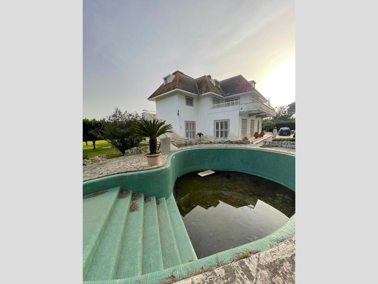 Villa in Vendita a Terracina, 380'000€, 400 m², con Box