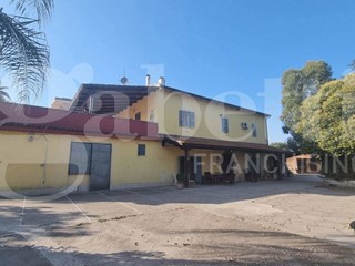 Quadrilocale in Vendita a Santi Cosma e Damiano, 165'000&euro;, 200 m²