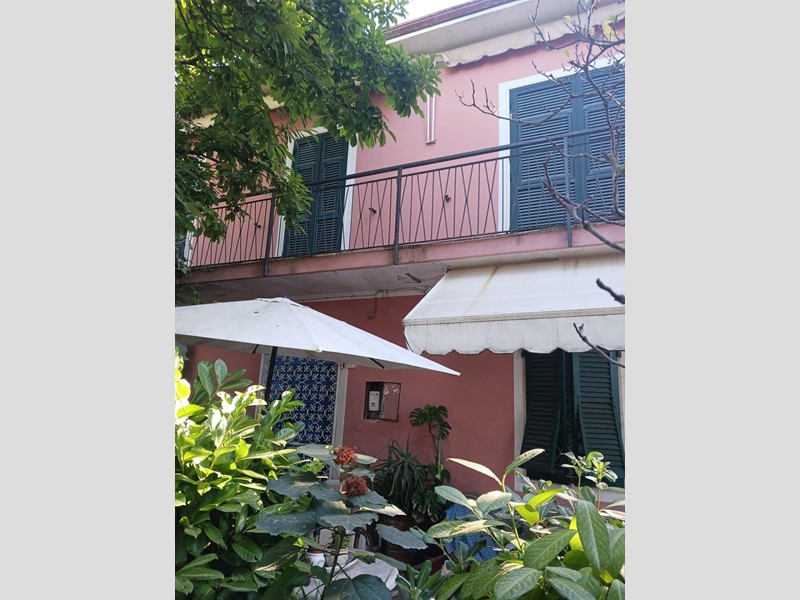 Villa in Vendita a Carrara, 570'000€, 200 m²