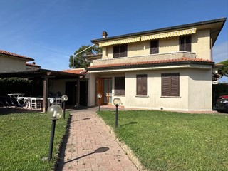 Villetta a schiera in Vendita a Cecina, 310'000€, 104 m², arredato, con Box