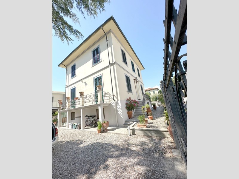 Villa in Vendita a Lucca, zona San Concordio Contrada, 645'000€, 288 m², con Box