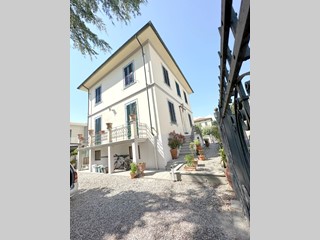 Villa in Vendita a Lucca, zona San Concordio Contrada, 645'000€, 288 m², con Box