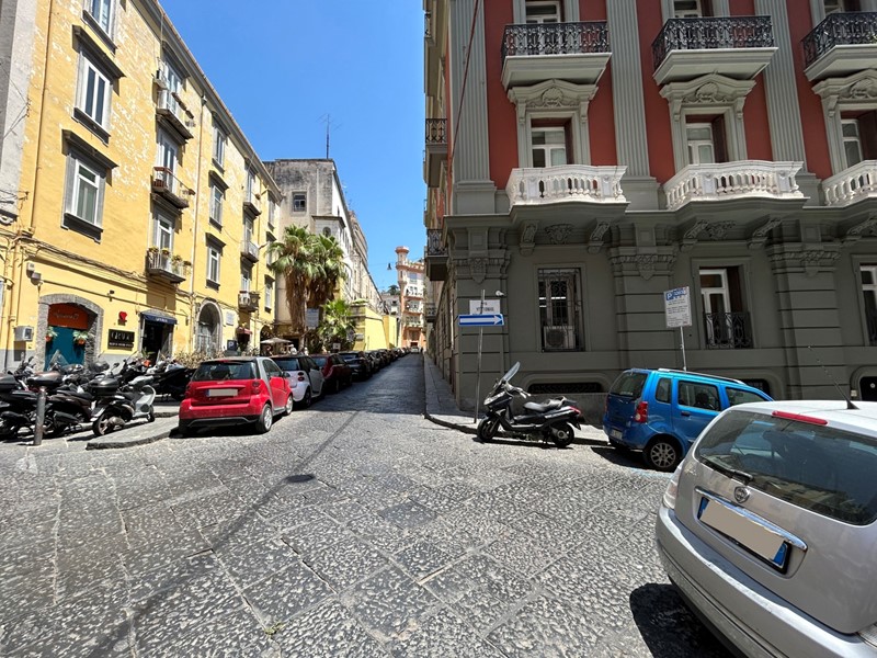 Negozio in Vendita a Napoli, 65'000€, 72 m²
