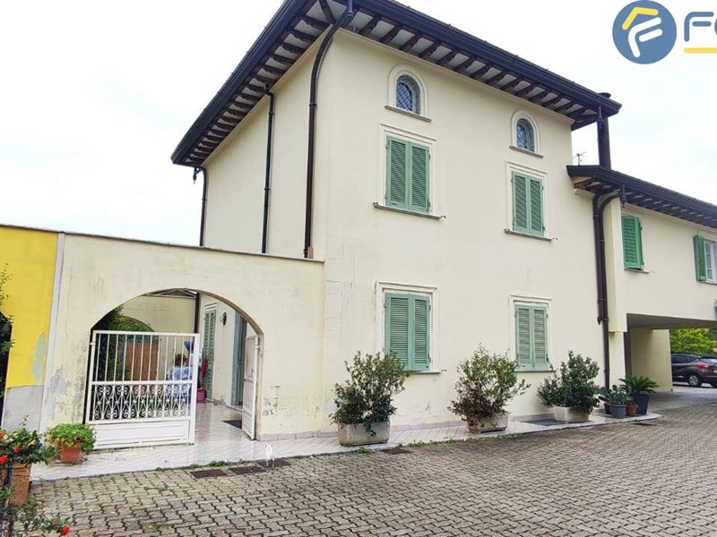 Villa in Vendita a Seravezza, zona Pozzi, 450'000€, 180 m²