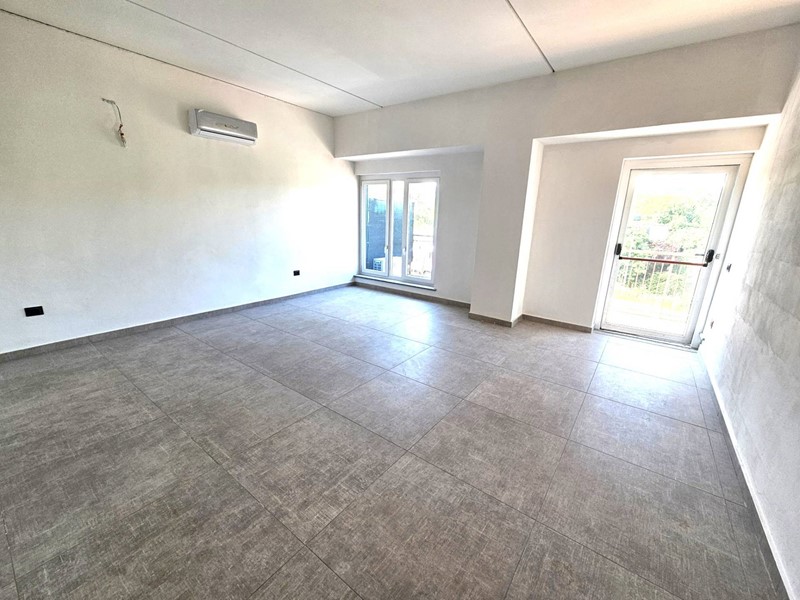 Ufficio in Vendita a Paruzzaro, 70'000€, 70 m²