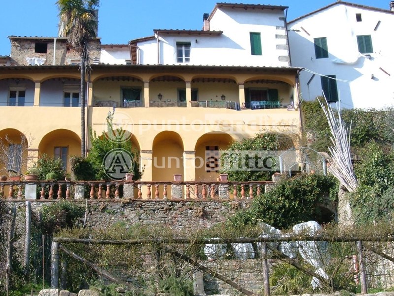 Casa Indipendente in Vendita a Pescia, zona Collodi, 300'000€, 300 m²