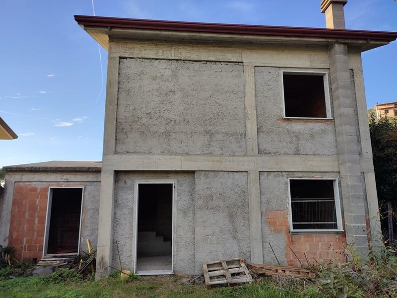 Casa Indipendente in Vendita a Luni, zona Isola, 140'000€, 125 m²