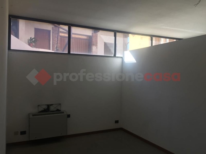 Ufficio in Vendita a Fontaneto d'Agogna, 50'000€, 67 m²