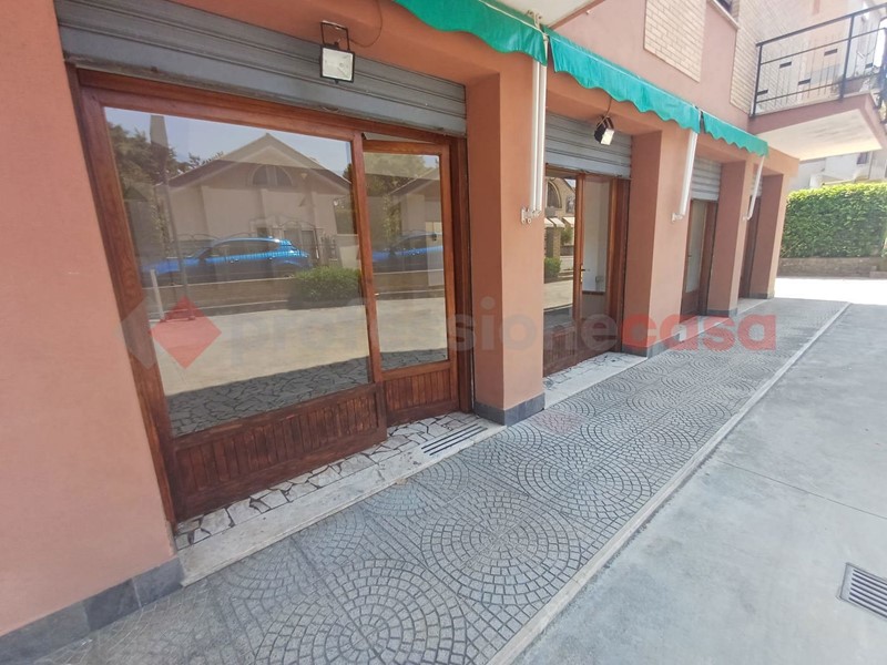 Negozio in Affitto a Ceprano, 1'000€, 110 m²