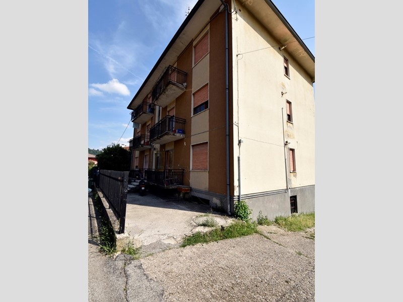 Appartamento in Vendita a Chiampo, 80'000&euro;, 94 m², con Box