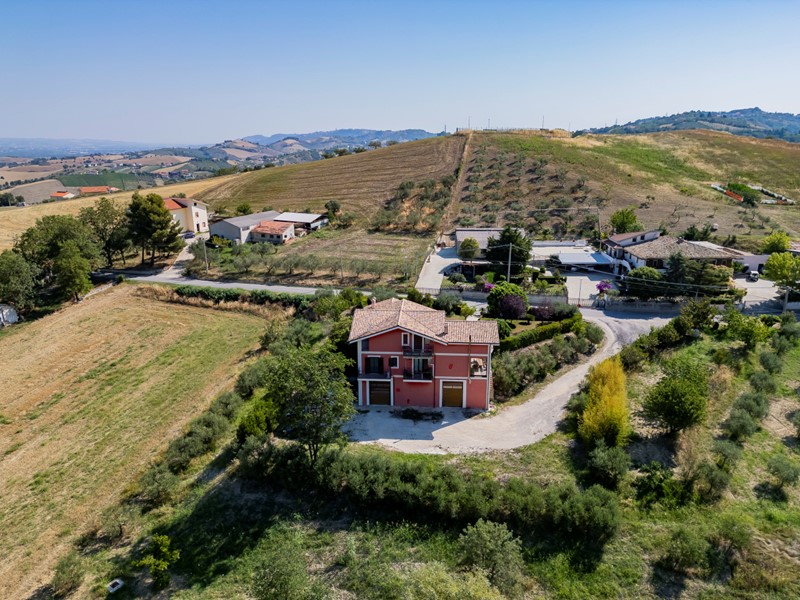 Villa in Vendita a Manoppello, 335'000€, 455 m², con Box