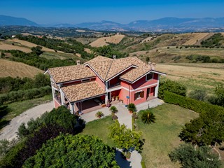 Villa in Vendita a Manoppello, 335'000€, 455 m², con Box
