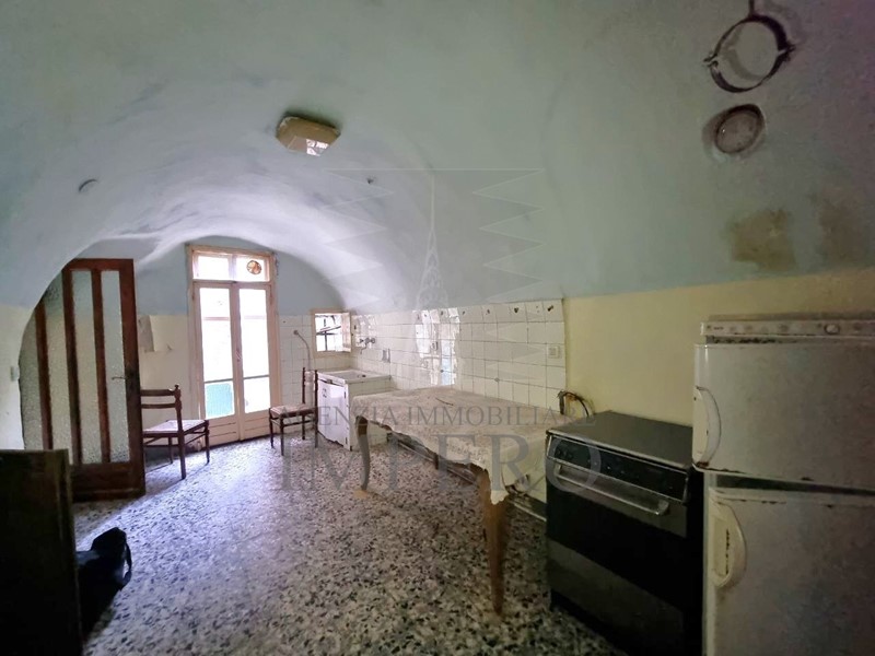 Quadrilocale in Vendita a Rocchetta Nervina, 70'000€, 80 m²