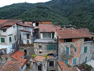 Quadrilocale in Vendita a Rocchetta Nervina, 70'000€, 80 m²