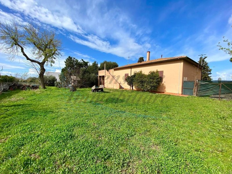 Casa Indipendente in Vendita a Cecina, 450'000€, 150 m², con Box