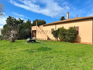 Casa Indipendente in Vendita a Cecina, 450'000€, 150 m², con Box