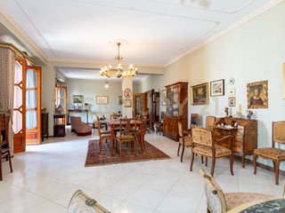 Appartamento in Vendita a Viagrande, 143'000€, 254 m², con Box