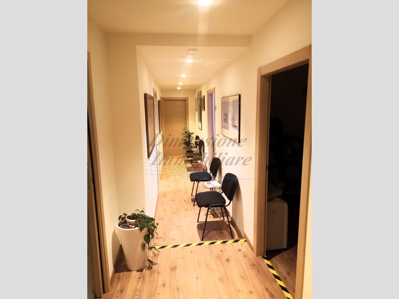 Ufficio in Vendita a Rosignano Marittimo, zona Castiglioncello, 130'000€, 130 m²