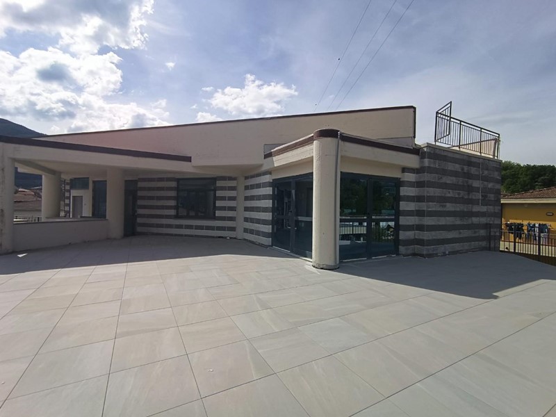 Ufficio in Vendita a Barga, zona Fornaci di Barga, 240'000&euro;, 270 m²