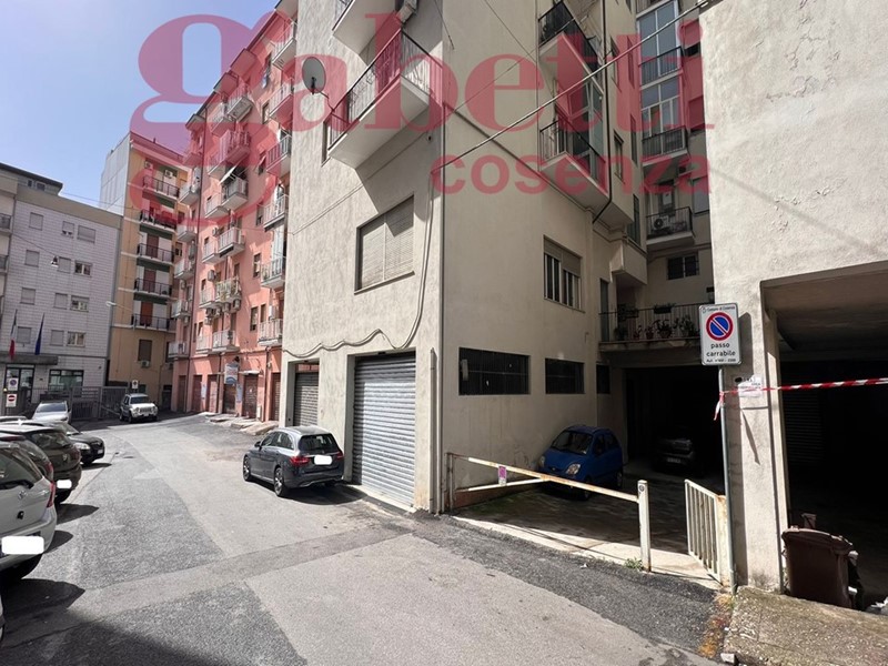 Magazzino in Vendita a Cosenza, 190'000€, 285 m²