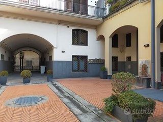 Immobile commerciale in Vendita a Aversa, zona Via Vittorio Emanuele III, 280'000€, 180 m²