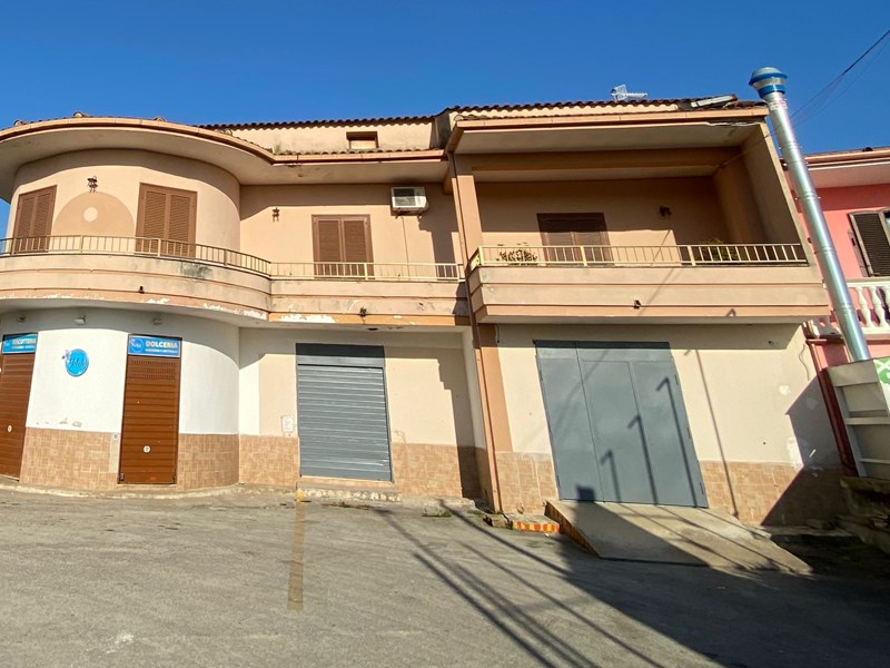 Casa Indipendente in Vendita a Villa Literno, zona Corso Umberto I, 400'000€, 1990 m²