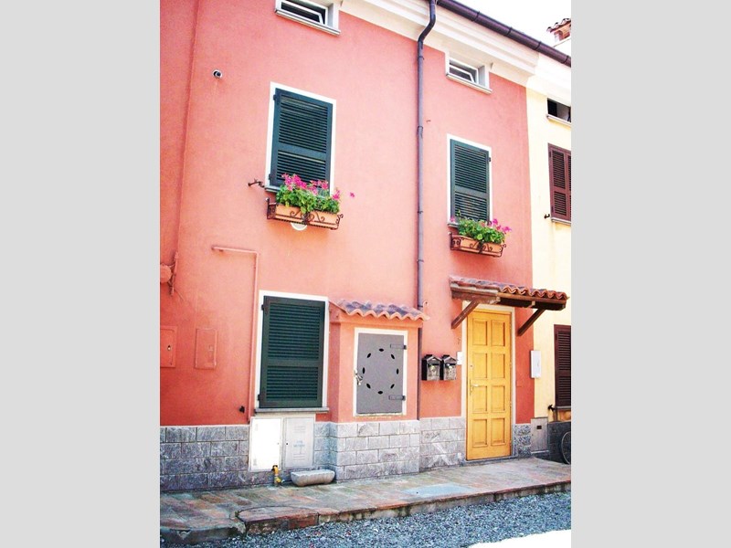 Appartamento in Vendita a Ziano Piacentino, zona colline Val Tidone, 125'000€, 180 m²