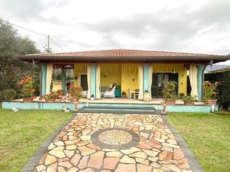 Villa in Vendita a Seravezza, zona Querceta, 870'000&euro;, 200 m², arredato