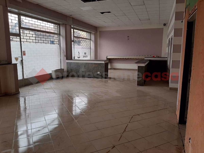 Negozio in Affitto a Borgomanero, 1'200€, 130 m²