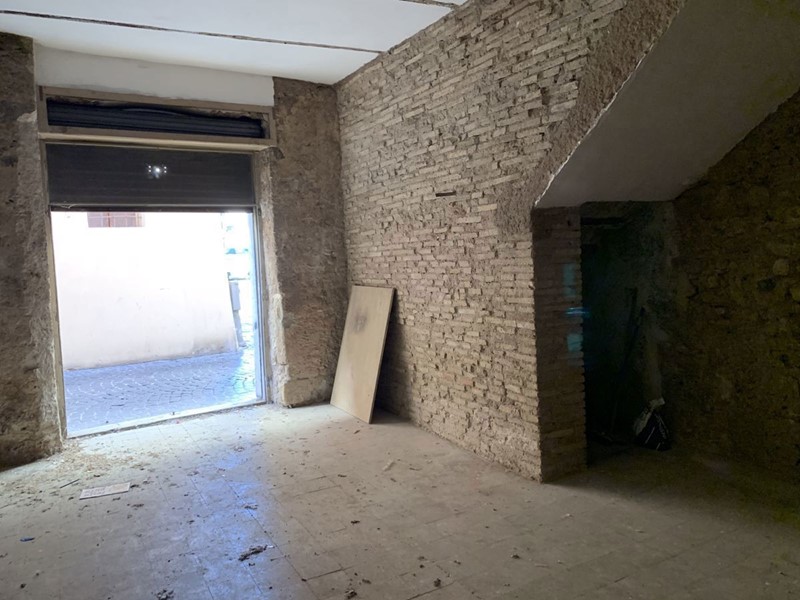 Magazzino in Vendita a Terni, 70'000€, 80 m²